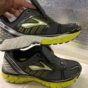 Brooks size 8.5 in men’s 9.5 in women’s